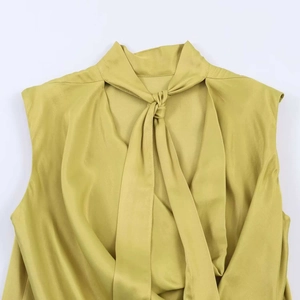 Elegante ärmellose satinierte olivgrüne Bluse mit modischer Schluppe am runden Ausschnitt