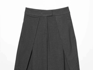 Détails du tissu gris foncé à rayures tennis et conception des plis de la taille