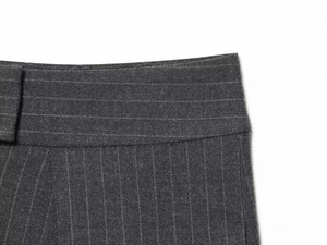 Détail macro du pantalon large à rayures tennis gris foncé avec passants de ceinture