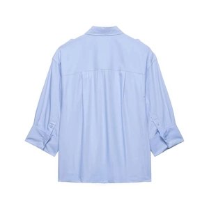 Chemise classique bleu clair pour femme avec empiècement au dos et manches boutonnées