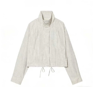 Détail d'une veste courte à carreaux avec col montant et ourlet à cordon réglable