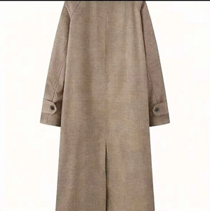 Rückansicht eines langen camel Trenchcoats mit Mikrokaro-Textur und Gehschlitz am Saum