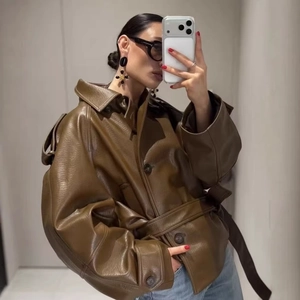 Court trench-coat vintage en similicuir marron foncé avec ceinture et revers