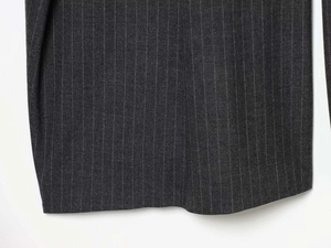 Détail de la texture du tissu gris anthracite à rayures pour pantalon de costume