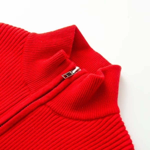 Tuta da sci rossa slim fit in maglia a coste da donna con collo alto e zip argentata