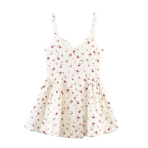Robe d'été courte à fleurs blanche avec fines bretelles et jupe évasée plissée