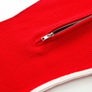 Tuta da sci in maglia a coste rossa con tasca a zip argentata e finiture bianche a contrasto