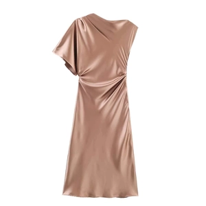 Robe Midi en Satin Élégante pour Femme Avec Une Épaule Asymétrique Plissée Taille Haute Coupe Slim Soirée