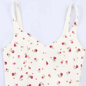 Robe d'été fleurie pour femme avec col en V, imprimé roses rouges et larges bretelles
