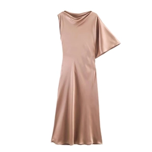 Robe midi en satin champagne avec manche volantée asymétrique et décolleté bénitier