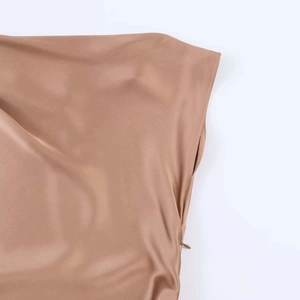 Robe midi élégante en satin champagne avec manche asymétrique et détail de fermeture éclair