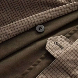 Klassischer brauner langer Mantel aus strukturiertem Twill mit Knöpfen und Karomuster
