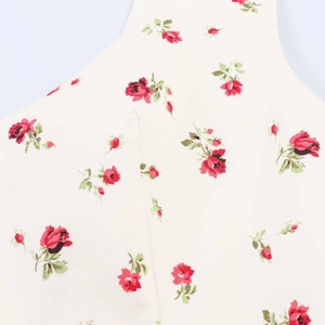 Vue macro détaillée du tissu crème avec d'élégants motifs floraux et roses rouges
