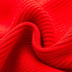 Dettaglio ravvicinato della trama a maglia a coste rosse con motivi verticali e fibre