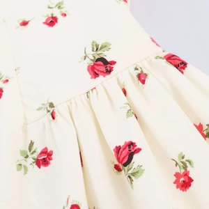 Robe d'été à imprimé floral blanc cassé avec roses rouges et détails plissés