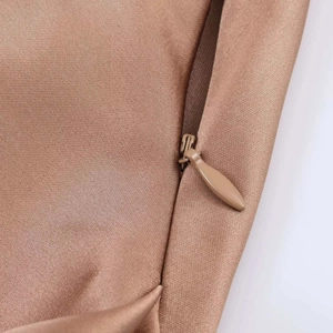 Robe midi en satin à manche asymétrique avec détail de fermeture éclair invisible
