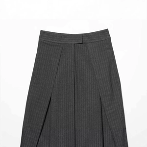 Pantalon large gris foncé à fines rayures à taille haute avec détails plissés chic