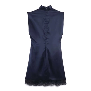 Robe élégante sans manches en satin bleu marine avec col mandarin et bordure en dentelle