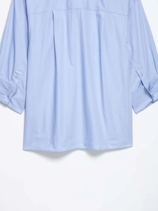 Détail du pli d'aisance et de l'empiècement dos sur cette chemise en coton bleu clair