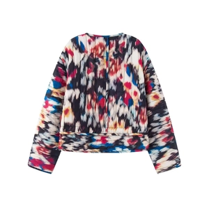 Vue détaillée de la texture imprimée tie-dye abstraite sur une veste courte matelassée