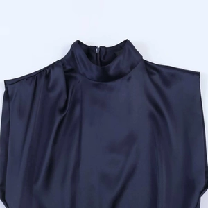 Robe sans manches en satin bleu marine avec col montant, plis aux épaules et zip discret