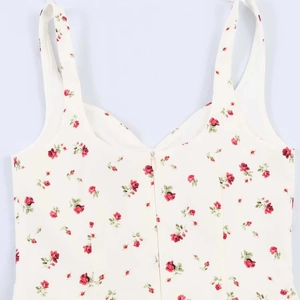 Détail d'une robe fleurie montrant le décolleté en V et la fermeture éclair invisible