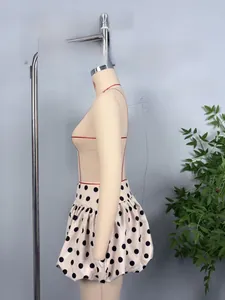 Detailansicht eines cremefarbenen Polka-Dot-Minirocks mit Puff-Silhouette und Falten am Bund