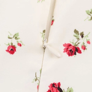 Détail de la fermeture éclair invisible sur une robe à imprimé floral rouge