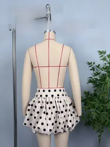 Detailansicht des weißen Retro-Polka-Dot-Puffrocks mit geraffter Taille am Modell