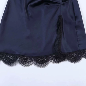 Mini robe en satin bleu marine avec dentelle de cils noire et fente latérale élégante