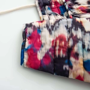 Détail de l'imprimé tie-dye abstrait coloré avec matelassage vertical et cordon blanc