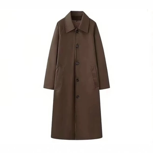Langer kaffeebrauner Trenchcoat mit klassischem Revers und einreihiger Fünf-Knopf-Leiste