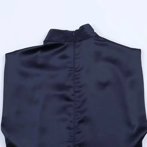 Détail de la robe en satin bleu marine montrant le col montant et le zip invisible