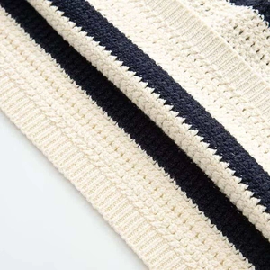 Dettaglio macro del tessuto a maglia a righe blu e crema con finitura a costine
