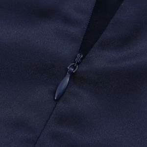 Gros plan sur la fermeture éclair invisible d'une robe d'été bleu marine élégante