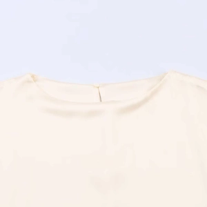 Elegante camicetta di raso crema con scollo drappeggiato e finitura lucida di qualità