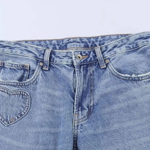 Jean denim femme taille haute bleu clair avec couture en forme de cœur et bords usés