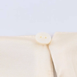 Elegante camicia di raso bianco crema in tessuto twill di seta con bottone sul colletto