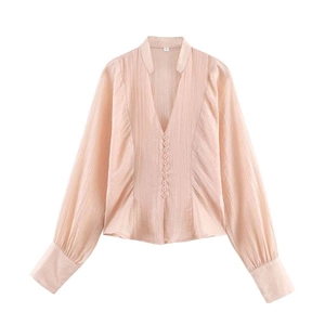 Élégante chemise rose nude à manches longues, col en V et boutons décoratifs chic