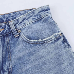 Détails de taille usée et découpe en forme de cœur sur un jean bleu clair délavé
