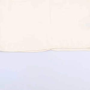 Dettaglio macro con cuciture di qualità e consistenza liscia del tessuto satinato crema