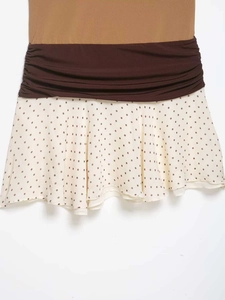 Detailansicht des zweiteiligen Kleides mit brauner Falten-Taille und Polka-Dot-Rockmuster