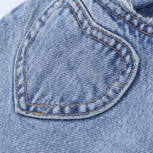 Jean en denim bleu décontracté avec poche arrière en forme de cœur et coutures contrastées