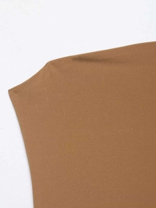 Detailaufnahme des braunen Sommerkleides mit Strickstruktur und Lagennaht an der Schulter