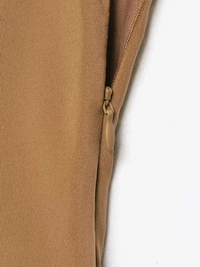 Detail eines unsichtbaren Tropfen-Reißverschlusses an einem plissierten Sommerkleid