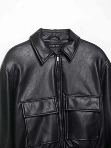 Détails de la veste en cuir noir avec de grandes poches poitrine et col à revers