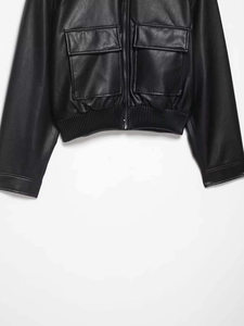 Gros plan sur la veste noire en similicuir avec poches cargo et ourlet élastiqué