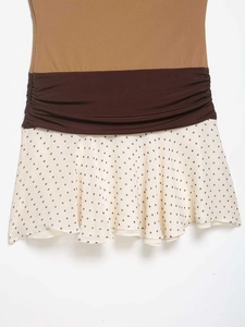 Detail eines dreifarbigen Patchwork-Kleids mit khakifarbenem Strickoberteil und Punkterock