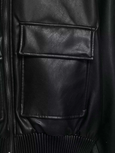 Vue détaillée de la veste en cuir avec poche à rabat carrée et ourlet en tricot côtelé