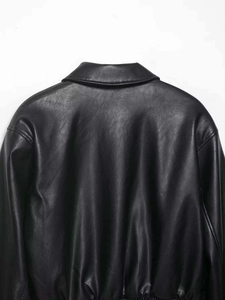 Détail du dos d'une veste en cuir noir avec col classique et texture de haute qualité